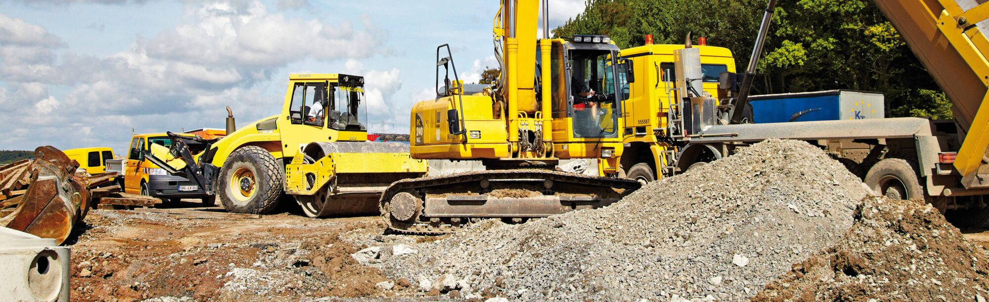 Kampfmittelfrei Bauen Großbaustelle mit Baumaschinen